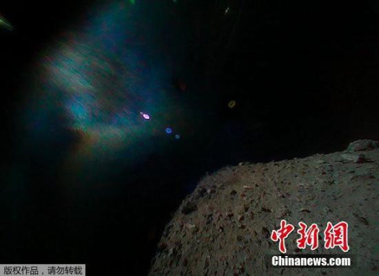  资料图：日本“隼鸟2号”探测器投放的两辆漫游车成功着陆小行星“龙宫”，并在“龙宫”表面展开探查。