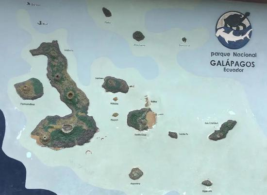  小旅店里悬挂的加拉帕戈斯群岛老地图，本文中提到的伊萨贝拉岛是最大的那个，圣克鲁斯岛在地图的正中，巴尔特拉岛是圣克鲁斯岛上方那个小尖礁，平塔岛在最上端