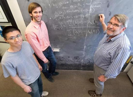 △三位物理学家。从左至右：张西宁、Peter Denton和Stephen Parke。