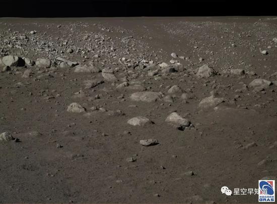“嫦娥3号”相机拍摄的月球表面环境，远处有一个撞击坑 来源：中科院国家天文台