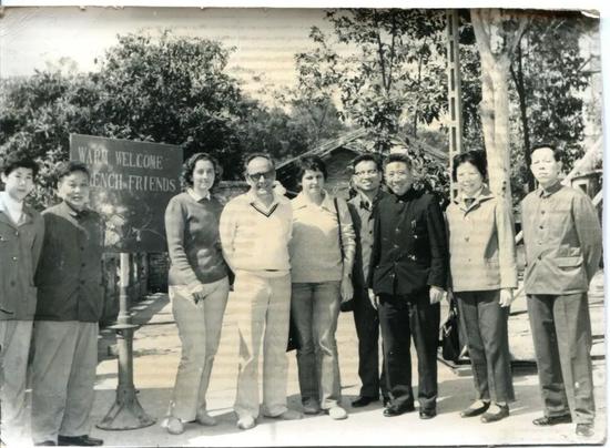 1977年曾毅（右四）、纪·德泰（左四）等考察梧州市鼻咽癌发病情况