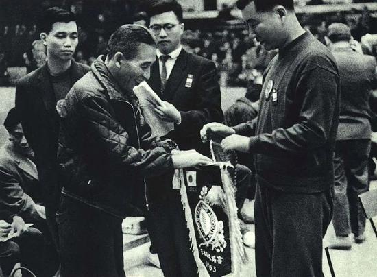 1963年中日乒乓球比赛前教练傅其芳（右）、谷川互换队旗