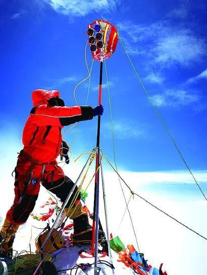 2020珠峰高程测量登山队成功登顶后，在峰顶竖立觇标，安装GNSS天线，开展各项峰顶测量工作。来源：新华社