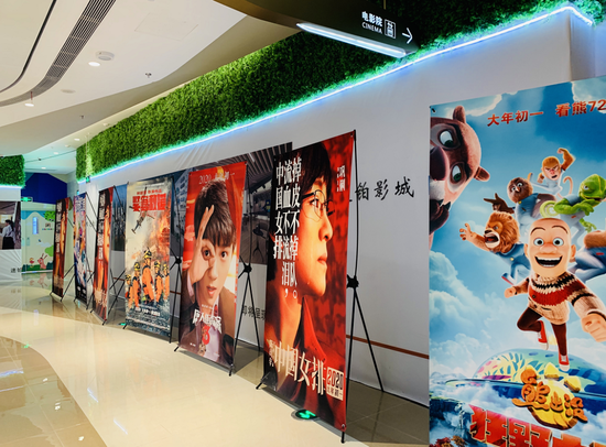 新浪科技上周走访了北京一家影院，商场顾客寥寥，影院尚未开门