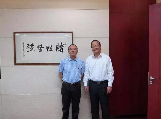  曾毓群的办公室曾挂着一副字，上书“赌性坚强”