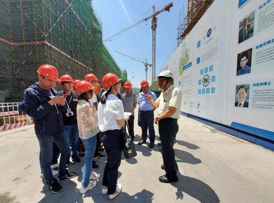 芯恩在建工厂，张汝京在讲解