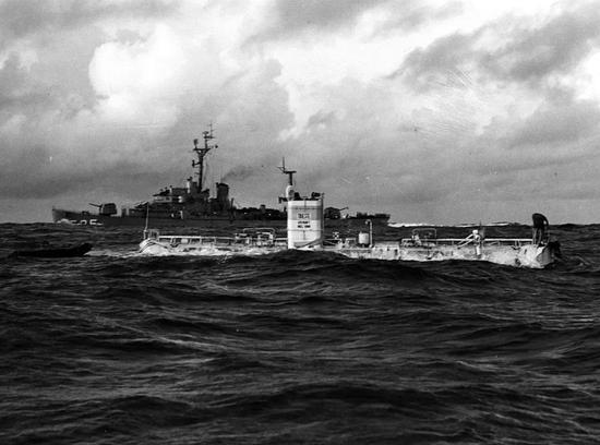 　下潜当天的海面上，“的里雅斯特”号与美军舰艇一同待命