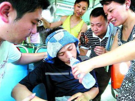 持续的高温酷暑容易引发户外工作者的中暑 |bbaqw.com