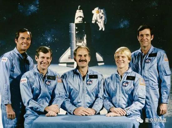 执行STS-41C任务的5位宇航员，中间为霍夫曼，右侧第二位是尼尔森来源：NASA