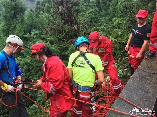 顺风车依旧下线 救援人员在事发地搜索遗体,图源:钱江晚报