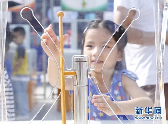 2018年全国科普日上的“小科学迷” “小科学迷”们在安徽省科学技术馆展区体验科学的魅力。新华网 陈扬 摄
