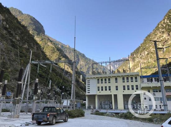 10月31日，位于川西高原深山里的一家水电站，这里生产的电直接输送给附近的比特币“矿场”。摄影/上游新闻见习记者 胡磊