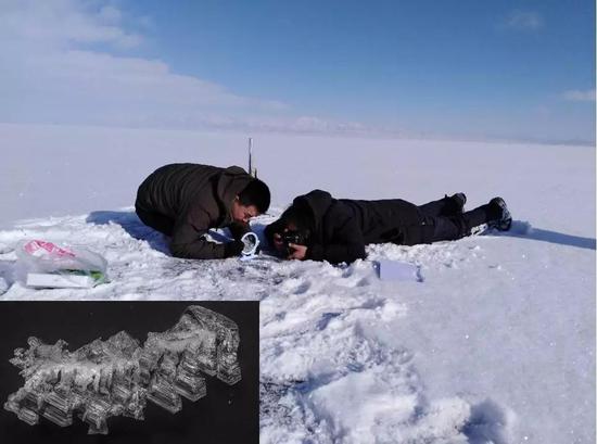  中国科学院新疆生态与地理研究所积雪研究团队对赛里木湖湖面雪晶体样本拍照（摄影： 范书财 2019年1月17日）