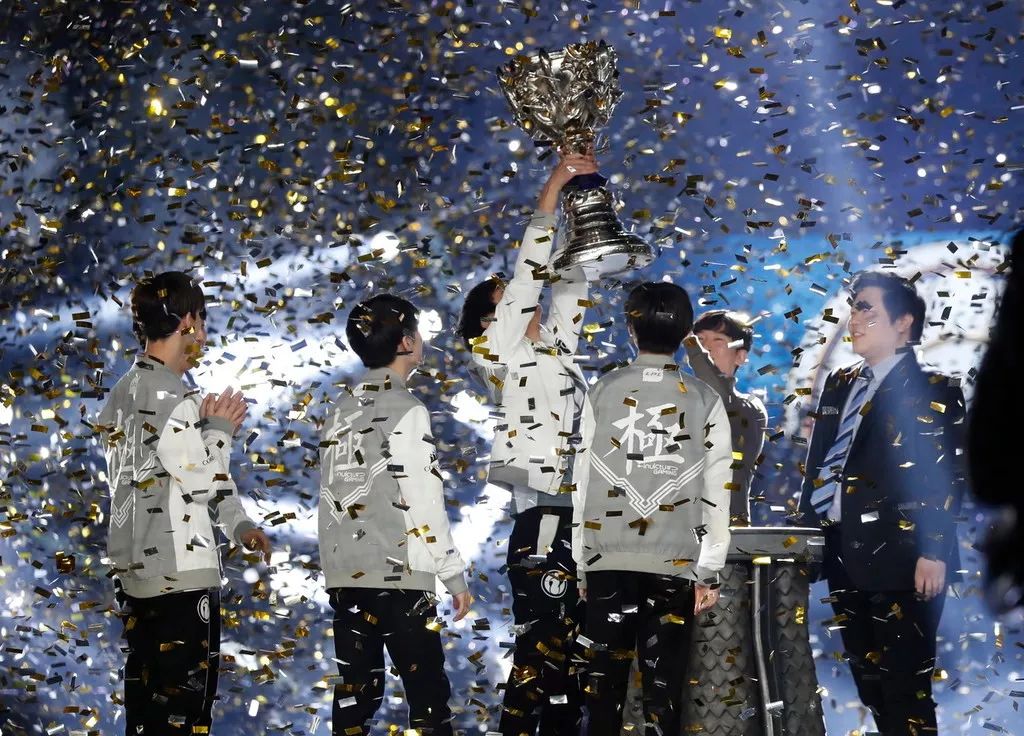 2018年夏天,中国电竞选手们获得的《英雄联盟》s8冠军和亚运会的几块