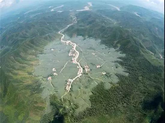 吉林岫岩撞击坑在800米高空的俯视图 来源：人民网