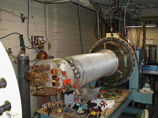 一台上世纪60年代的范德格拉夫式静电场粒子加速器 