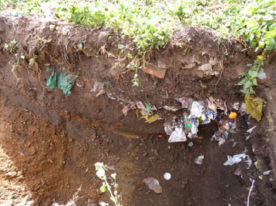 一处实验塑料在地下分解速率的微型垃圾填埋坑 | 最早的塑料是在30年前埋下的，但仍然保存完好，毫无分解迹象，这是因为隔绝了阳光和高温，也没有海洋的波浪拍打和盐分作用，分解速率很慢。图源@文献[19]