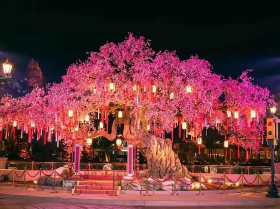 环球新春许愿树的“春节造型” | 图源:环球影城