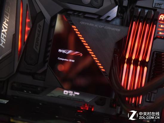 带有OLED屏幕的散热器