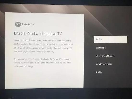 Samba Interactive TV 服务的启用画面,它会在用户设置智能电视时出现。若想查看服务条款(至少 6500 个单词)和隐私政策(4000 多个单词),他们需要通过点击才能跳转至另一个画面。