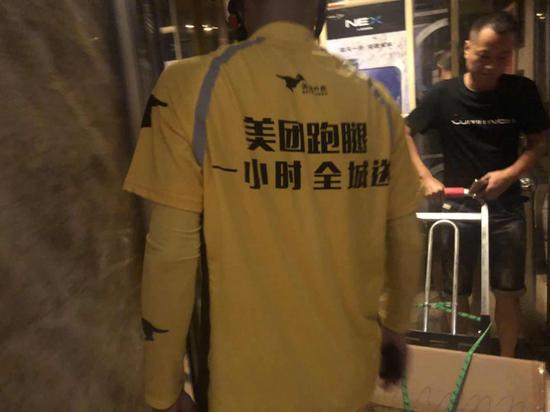 送餐费上涨,骑手坦言为几块钱与生命赛跑