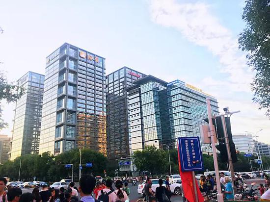 华清嘉园的三个创业者:“我们待过兴哥也待过” 华清嘉园临街中关村东路上的互联网公司大楼