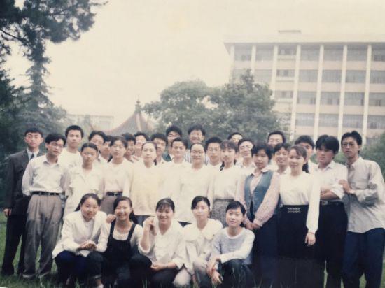 六级通过率:戴珊回忆马云教师生涯:学生英语六级通过率全校最高 (图说:25年前,马云和他的学生们。)