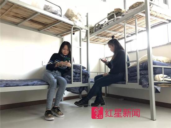 声音鉴黄师审核 ▲休息的时候,声音鉴黄师会用手机登录语音社交平台进行巡逻。