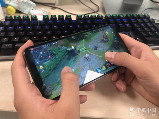 ʹ��iPhone XS Max����Ϸ