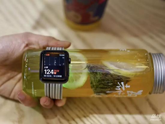 饮料瓶里可以看到Apple Watch投射出的绿光