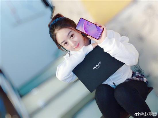 赵丽颖微博官宣荣耀Magic 2真机:近100%全面屏-图片3