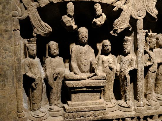 焦距:64mm ISO:2000 光圈:F4 快门:1/60s