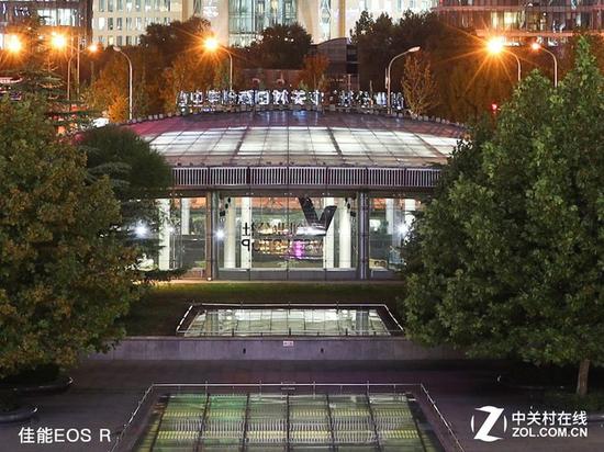 具体测试详见视频，100%截图两台相机弱光对焦精准度都非常出色