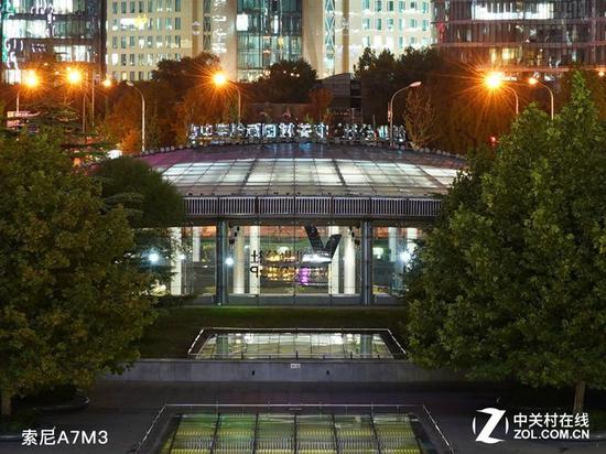 具体测试详见视频，100%截图两台相机弱光对焦精准度都非常出色