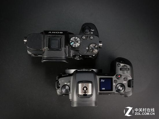 相比之下，EOS R有肩屏，有全功能触控屏，对于用户使用感受更友好