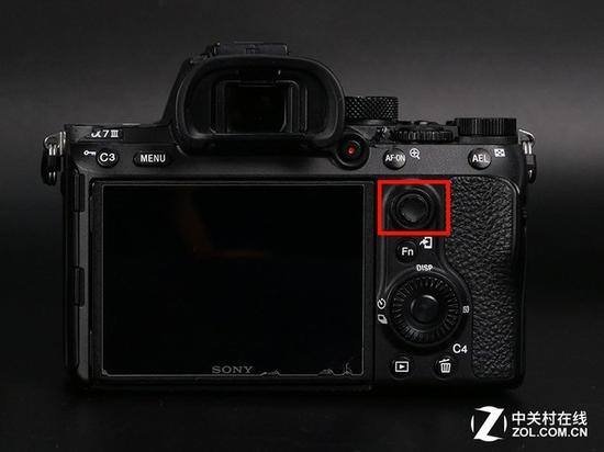 索尼触控并不好用，更多依靠背部的对焦方向拨杆快速切换对焦点