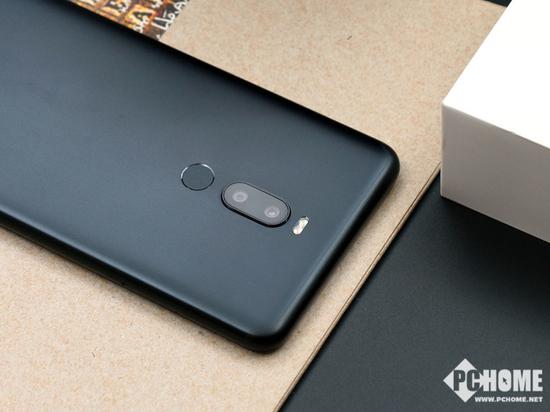 魅蓝note 8的背部采用金属一体式设计,辅以纳米注塑天线工艺,给了背部