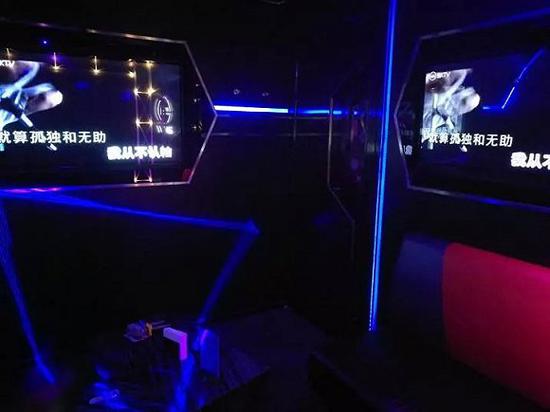 周六下昼空置的KTV包厢(图片来源:每经记者 张春楠 摄)