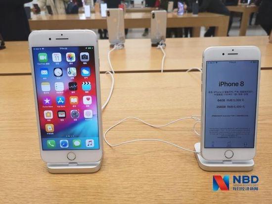 苹果官方零售店内iPhone 8系列 图片来源：每经记者 张晓庆 摄