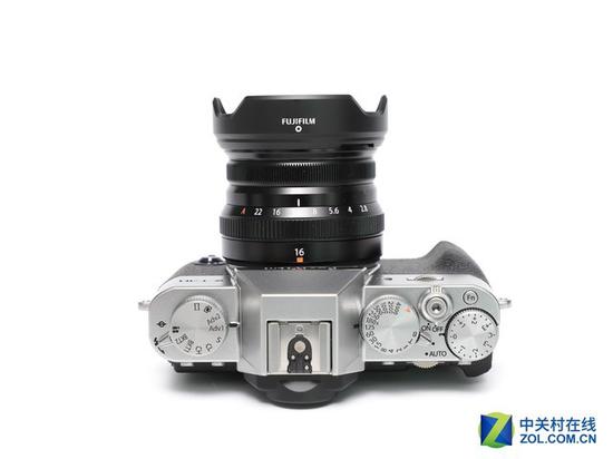 机身顶部具有开关、快门速度转盘和曝光补偿转盘,并不具备感光度转盘