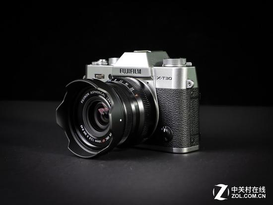 富士X-T30是一台高颜值且高画质的中端APS-C微单相机