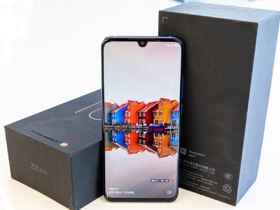 中兴天机Axon 10 Pro真机上手 华为P30也长这