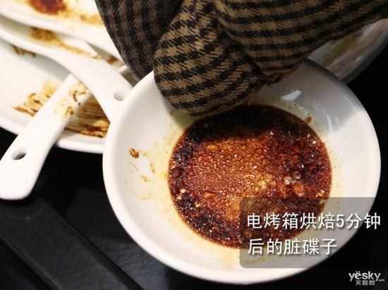 粘有油脂,豆瓣酱,蛋液以及酱油的碗碟,烘焙后紧紧的粘在碗筷上