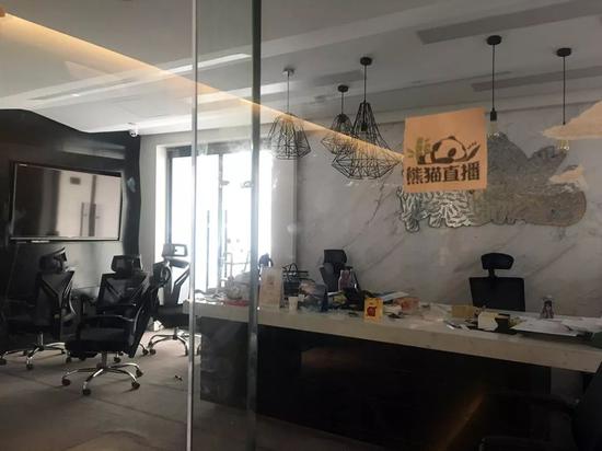 SOHO中国董事长潘石屹表示，“熊猫直播搬走了，租金交到了3月底，没有拖欠SOHO中国一分钱租金。”摄影：杨倩