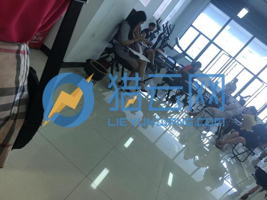 (由前程无忧派遣到小黄狗公司的员工办理离职手续现场)