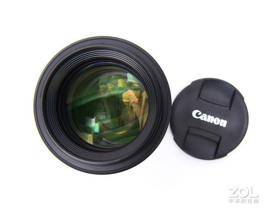 镜头镀膜呈绿色及黄色，该镜头采用内对焦设计，带来了更好的密封性