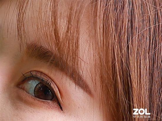 可以看到即使在光圈全开时，这支镜头依旧有着惊人的解析力