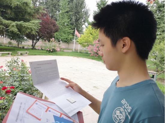 邹鸿刚仔细阅读校长的信，“这是我第一次看到芯片实物。