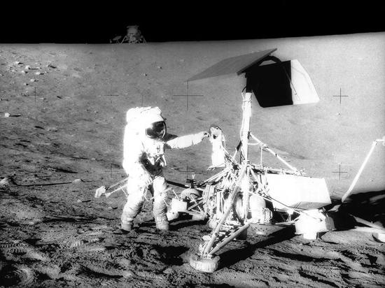 阿波罗12号着陆在以前发射的勘测者3号月球着陆器附近