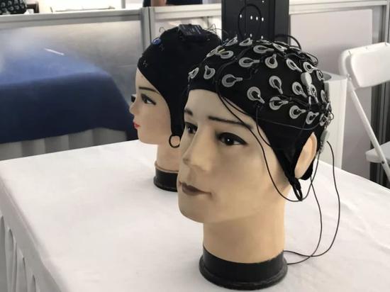 选手们使用的脑电帽属于无创脑机接口设备
